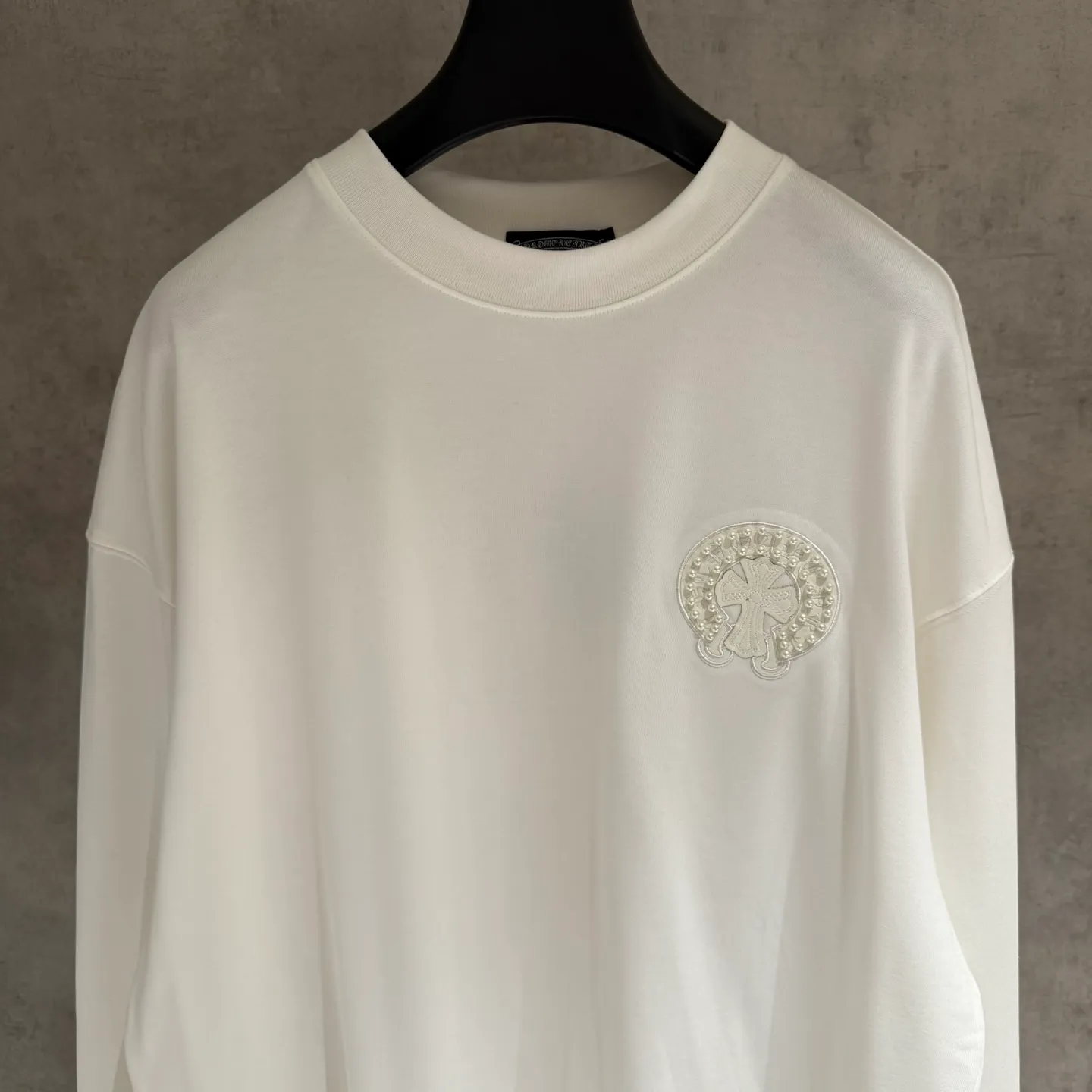 🅿️350 [Strict quality control] CH Croixin's new long-sleeved sweatshirt T-shirt. Heavy 420g double yarn fabric. Beaded and embroidered on the front. Wash the whole garment twice. Frayed and torn on all four sides. Heavy fabric. The neckline is made of icy Salona. Loose fit. Deep, wide and stylish. No deformation or shrinkage. Color: 3 colors, black, white and gray. Size: M-2xl